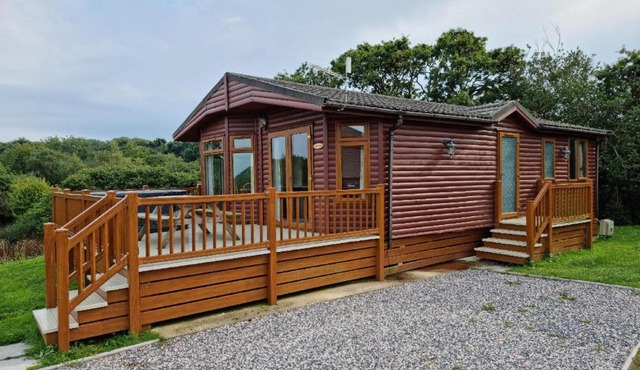 Beautiful Willow Lodge 67-4-6 persons-Private Hot Tub-Pet Friendly-Tranquil holiday away from it all yet not far to St Austell-The Holiday Home has two bedrooms, living & dining area, equipped kitchen -Decking-Al Fresco dining-Fishing lakes-Pet friendly