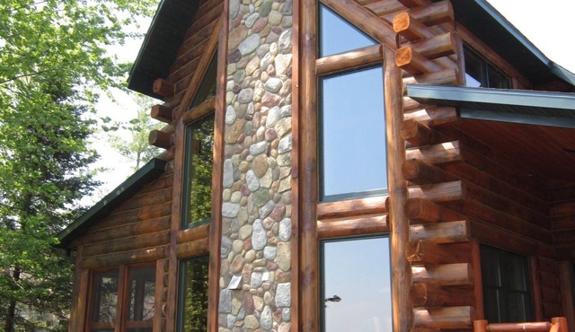 Beautiful Wisconsin Lake-front Log Home (sleeps 6-8)