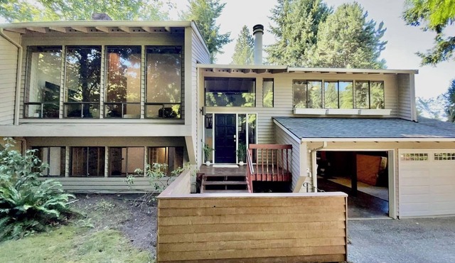 Beautiful with Fenced Yard in Bellevue