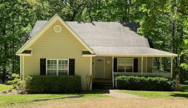 Beautiful wooded home. Close to Sardis Lake, Batesville, Oxford, and Southaven