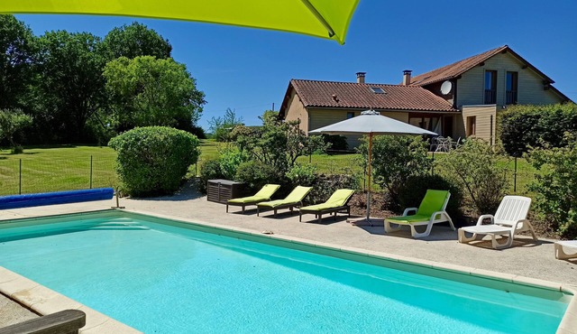 Beautiful wooden house and independent studio. Private pool