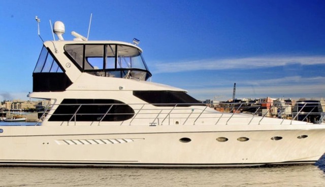 Beautiful yacht living on the water, close to beach and bars & restaurants !