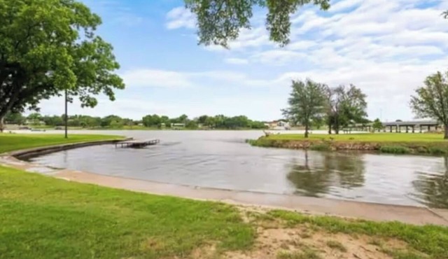Beautiful yard with TONS of waterfront!