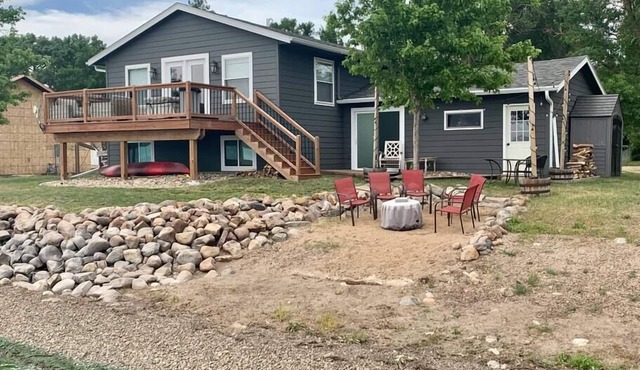 Beautiful year round lake home! Sleeps 8 comfortably!