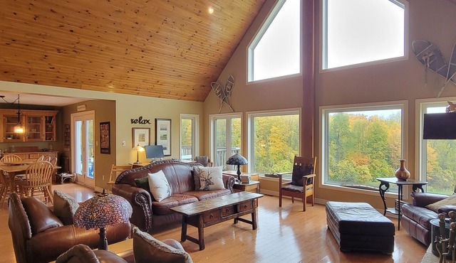 Beautiful Year Round Chalet 20 minutes west of Blue Mountain Collingwood
