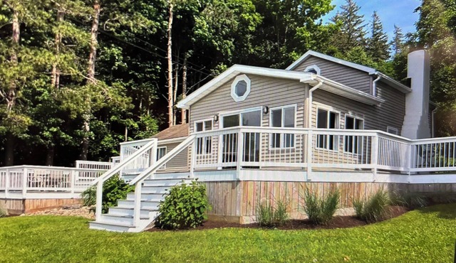 Beautiful year-round cottage on Lake Moraine, perfect for relaxing stays.