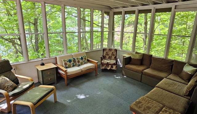 Beautiful year round cottage in Minden, great for families & sledders!