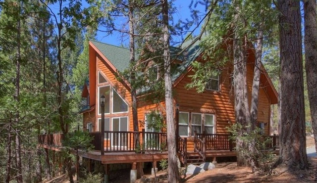 Beautiful Yosemite Retreat Overlooking Woods and Chilnualna Creek