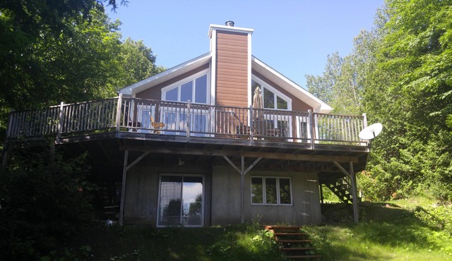 Beautiful zen chalet on the water