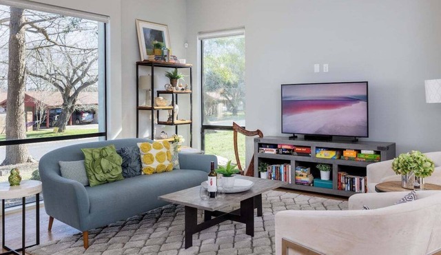 Beautiful Zilker Home w/Heated Pool, Outdoor Dining, and Modern Comforts