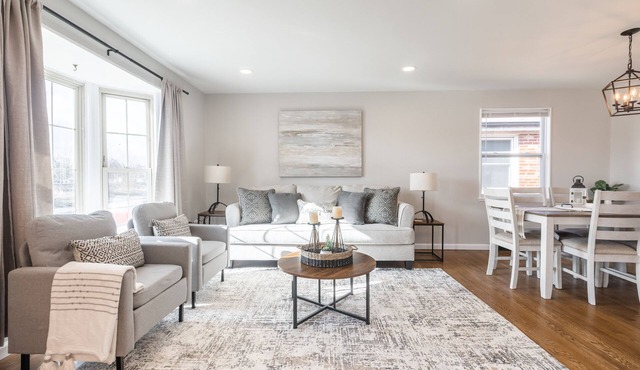 Beautifull *4BDR/2Bath *Home Close to Parks and Downtown!