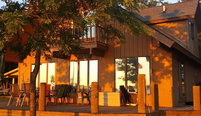 Beautifull beachfront Chalet with large deck facing the water. 50ft from water