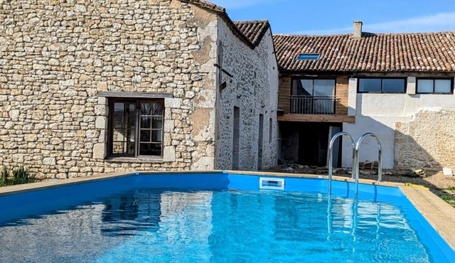 Beautifully restored stone 4 bedroom farm house near Bergerac airport and Eymet