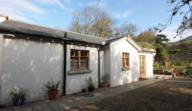 Beautifully appointed single storey cottage with delightful sea and countryside views.