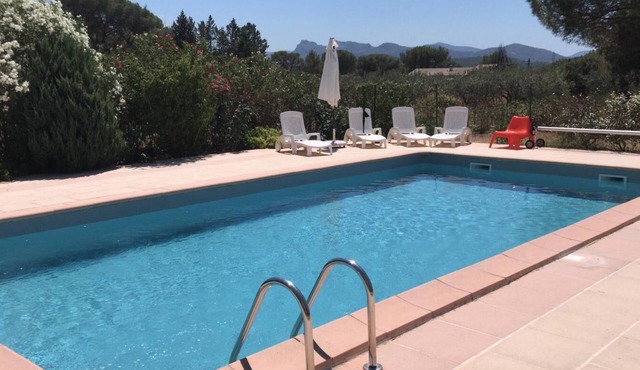 Beautifull villa, 3,360 sq.m garden; only 1 km away from the Saint-Endréol golf club