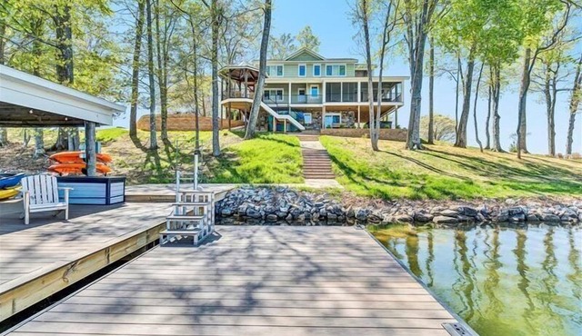 Beautifully appointed SHOWPLACE home on FLAT LOT w/250' of shoreline & HOT TUB! Come Visit "Viewtopi