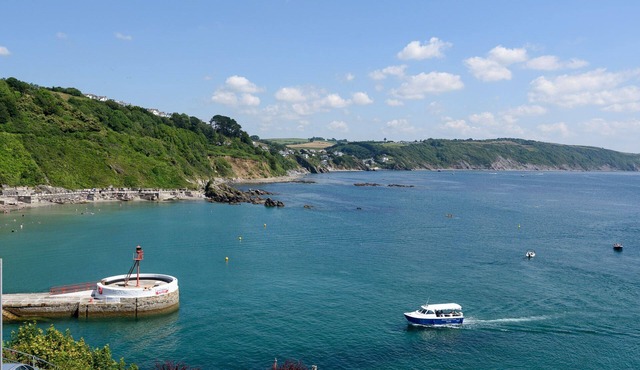 Beautifully appointed apartment with sea views and parking