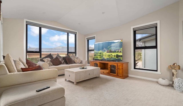 Beautifully Appointed Spacious & Cosy 4 Bedroom Home