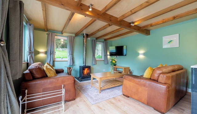 Beautifully Appointed Chalet Ideally located 5 min walk from beach & town centre