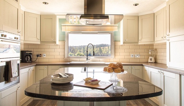 Beautifully appointed Lodge with fabulous views