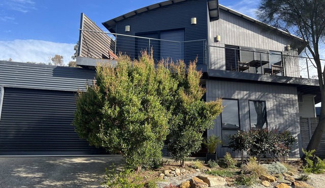 Beautifully appointed townhouse. Pet friendly and close to all amenities.