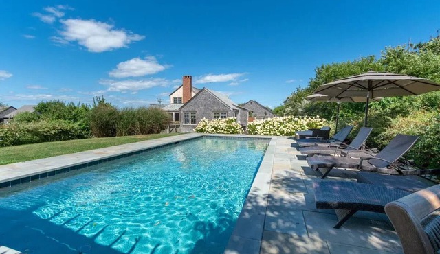 Beautifully appointed family house with expansive water views