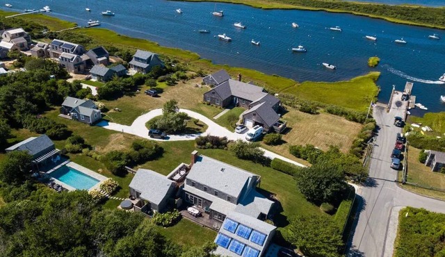 Beautifully appointed family house with expansive water views!