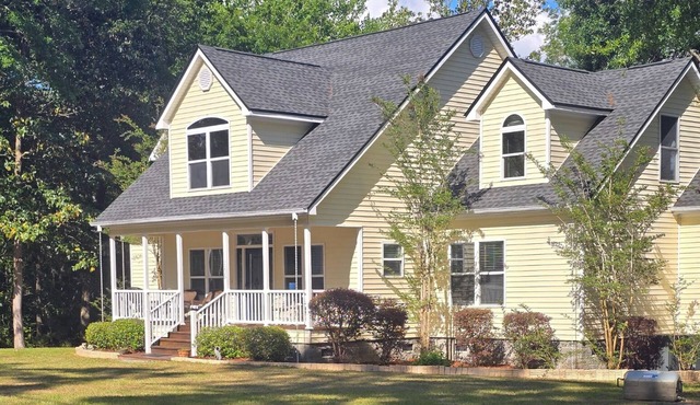 Beautifully appointed river house with private dock and 10 minutes from Beaufort