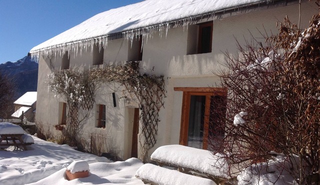 Beautifully converted old barn near Bourg D'Oisans -19 single beds+2 infant cots