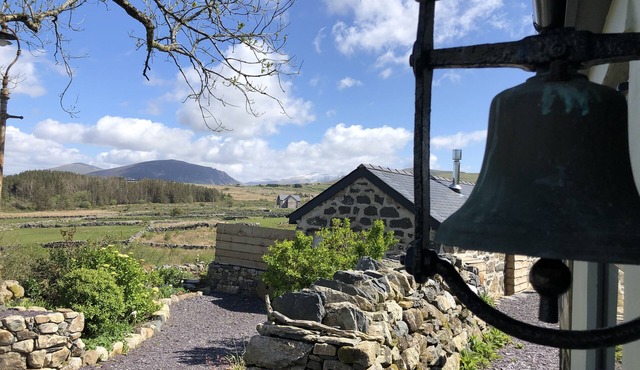 Beautifully converted dream retreat for 2 - hot tub, glorious views of Snowdon!