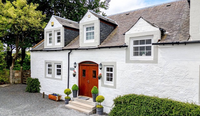 Beautifully Converted Mews Cottage Offering Highest Level of Comfort & Style