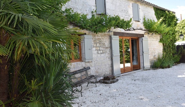 Beautifully converted barn, 3 bedroom, 5 min River Charente, 40 min from beaches