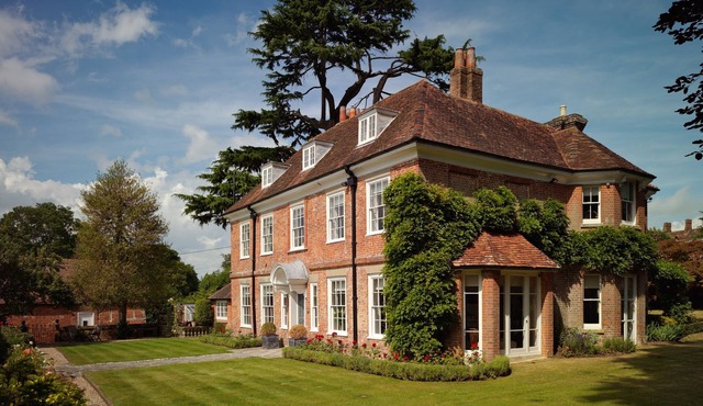 Beautifully Converted 17th C Grade II Stables/Coach House/Barn In Quiet Location