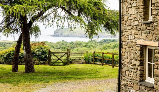 Beautifully converted barn on Angel Mountain (Carn Ingli). Sea view & spectacular sunsets