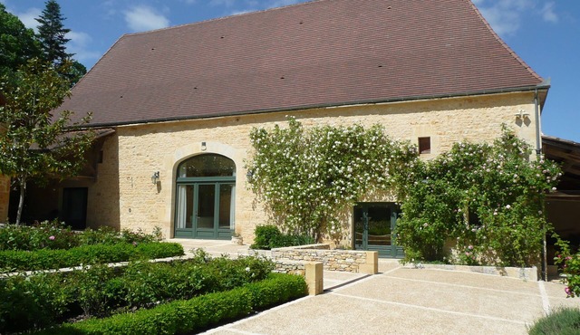 Beautifully converted stone barn near Daglan, Perigord Noir, heated pool