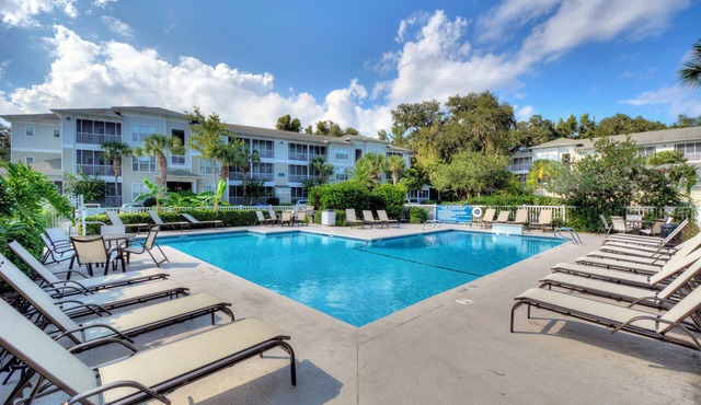 Beautifully decorated condo, St. Simons Island, 8 minutes to Beach, heated pool