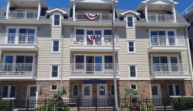 Beautifully decorated 2bd/2bth condo,POOL,Steps to Beach, 6 beach badges #2229