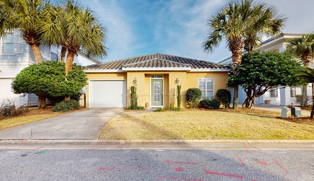 Beautifully decorated home w/screened porch & shared pool - walk to beach