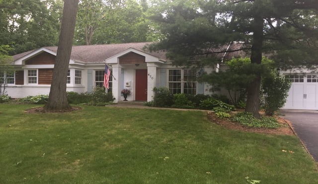 Beautifully Decorated Ranch, minutes from Lakefront, Beach and Downtown