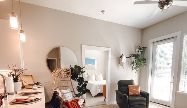 Beautifully decorated boho chic 1 bedroom apt w/ resort amenities!