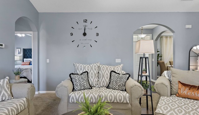 Beautifully decorated residential home just 3 miles to Ft. Rucker Army Base