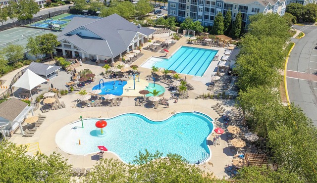 Beautifully Decorated 4-Bedroom, 3-Bathroom Pet Friendly Condo with Elevator Access: Walk to all Freeman Stage, Pools, Fitness Center and More in the amenity-rich Bayside Resort and Golf Community.