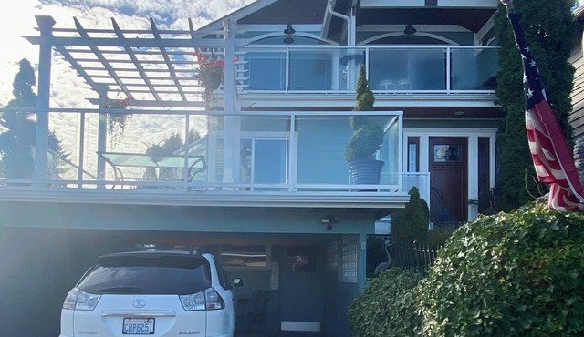 Beautifully decorated, furnished 3-story home w/upper & main decks w/viewsofLake