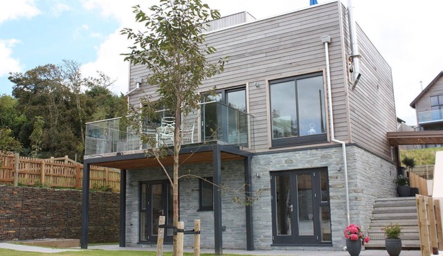 Beautifully decorated "Sea Shack", with large sun roof terrace and large private hot tub.