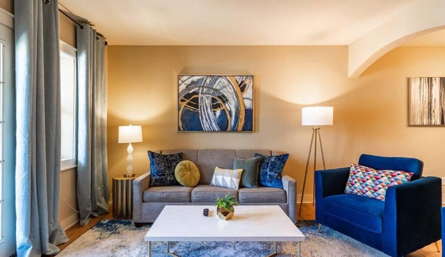 Beautifully Decorated Plaza Condo 1