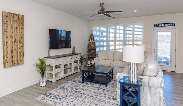 Beautifully decorated 3 bed, 2.5 bath Pet Friendly townhome in the Bishops Landing Community! Wifi Available, Pools, Fitness Center, Tennis, Beach Shuttle, Playground!