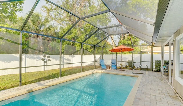 Beautifully Decorated Pool Home 2 Bed/2 Bath minutes away from Siesta Key Beach!