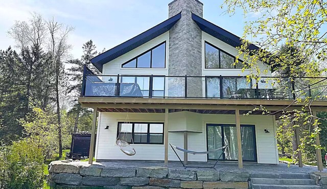Beautifully Designed Lakefront Chalet with Spa