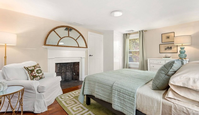 Beautifully Designed Guest House on Charming Aquidneck Island