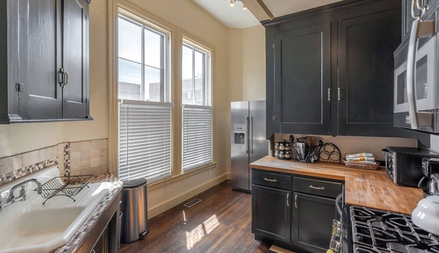 Beautifully detailed on East Side, Walk to Brown